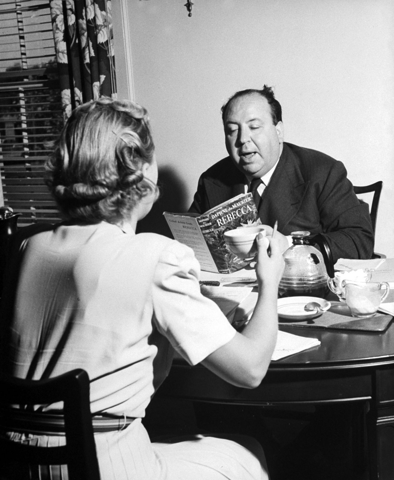 Hitchcock discussing Daphne du Maurier's Rebecca with Joan Fontaine