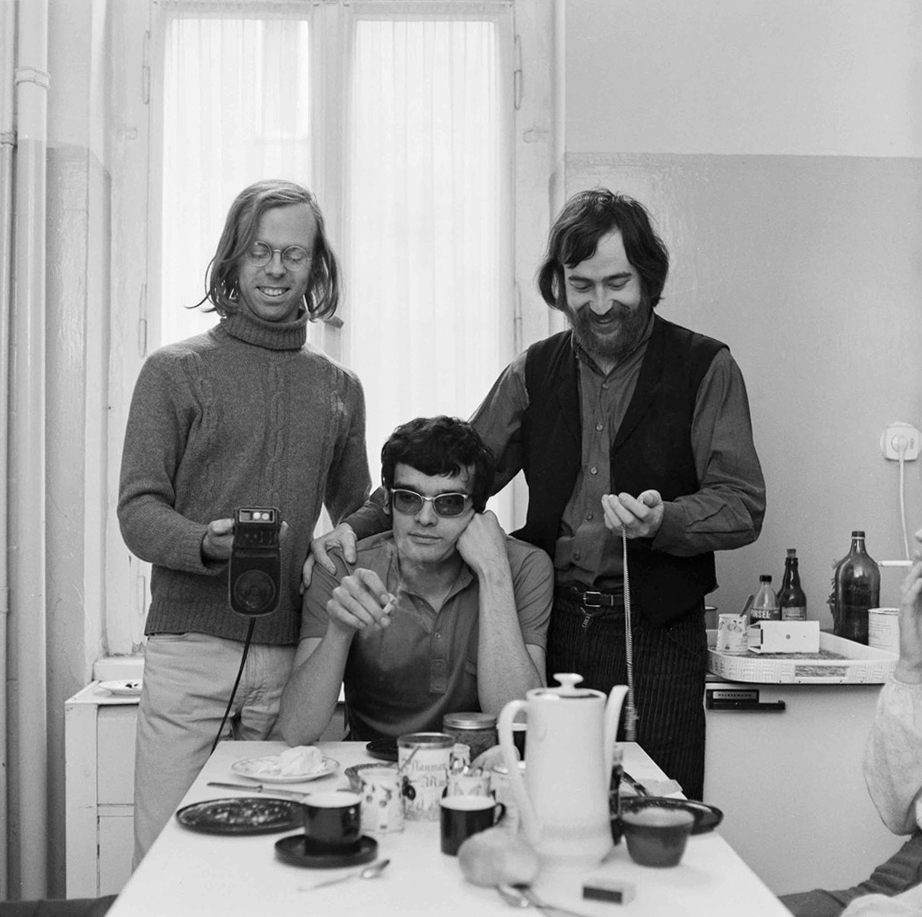 (1) Günter Peter Straschek (midden), Carlos Bustamante (links) en Johannes Beringer (rechts) op de set van Labriola (1970). Foto: Michael Biron.