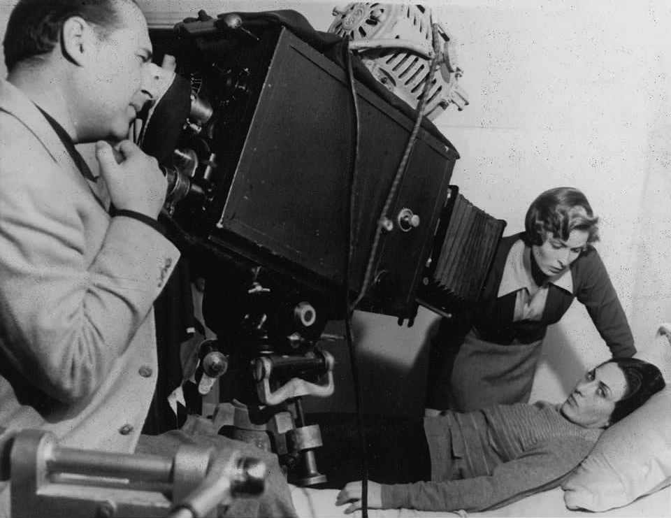 (4) Roberto Rossellini met Ingrid Bergman en een onbekende actrice op de set van Europe ’51 (Roberto Rossellini, 1952)