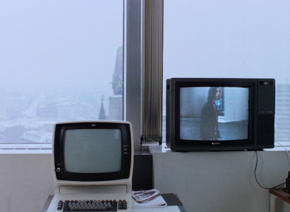(2) Op een televisie in Die dritte Generation (Rainer Werner Fassbinder, 1979) speelt Le diable probablement (Robert Bresson, 1977)