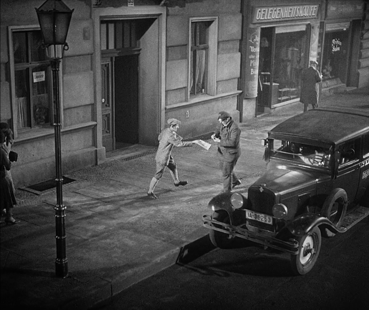 Krantenverkoop in M - Eine Stadt sucht einen Mörder (Fritz Lang, 1931)