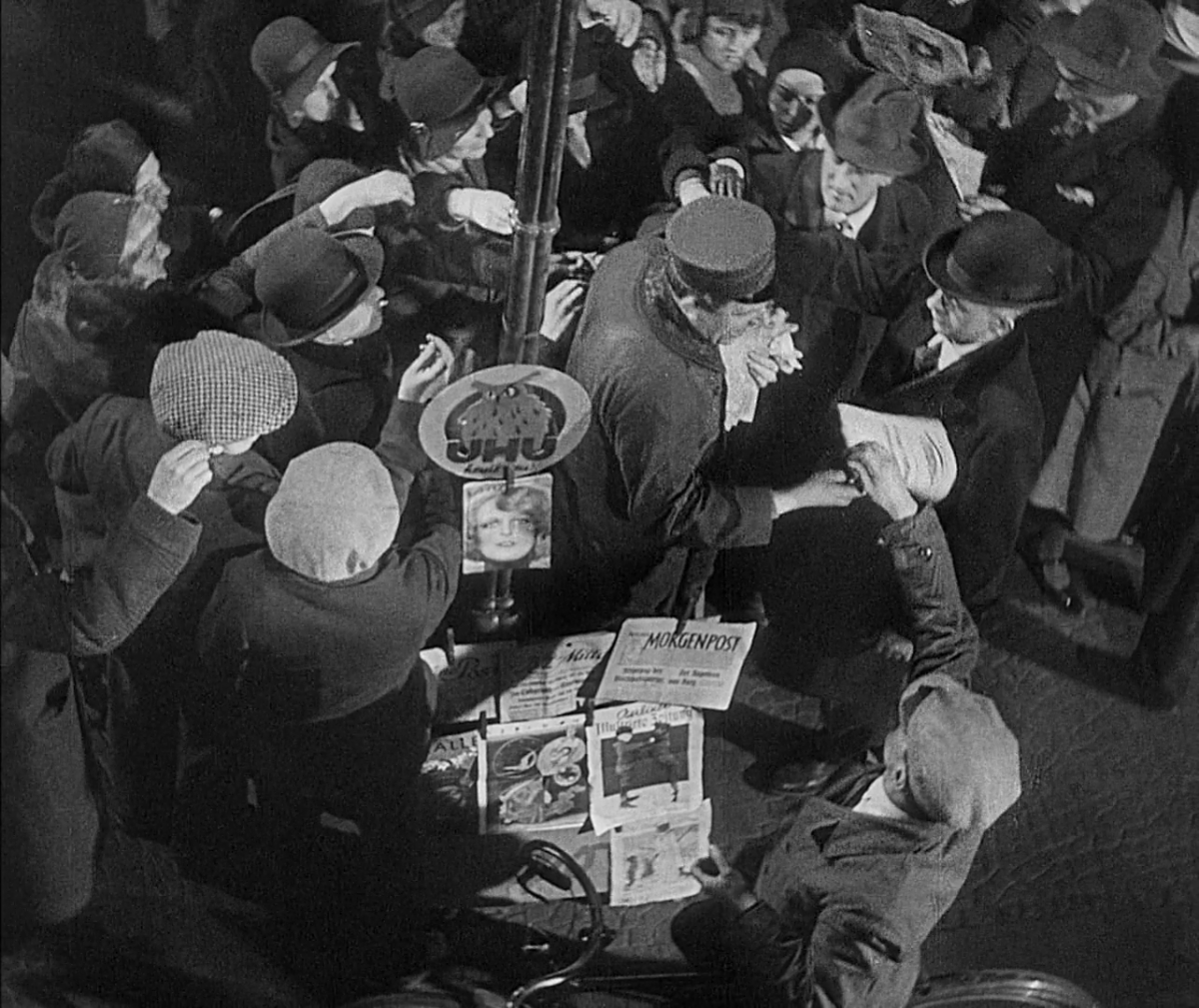 Sale of newspapers in M - Eine Stadt sucht einen Mörder (1931)